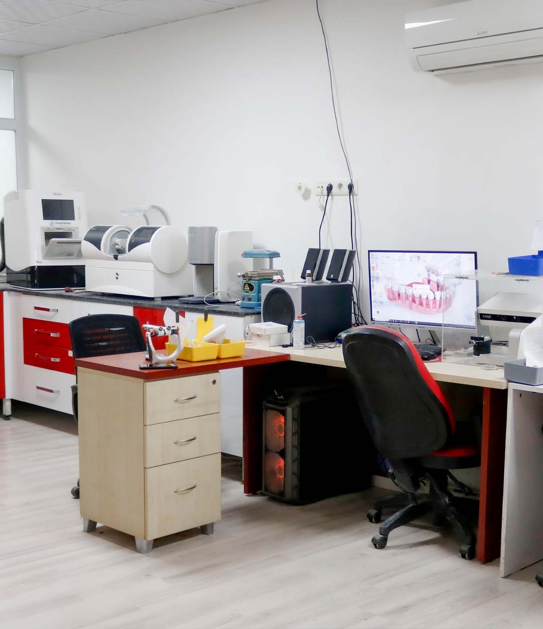 The Pearl Clinic Antalya in-house dental laboratory digital scanning